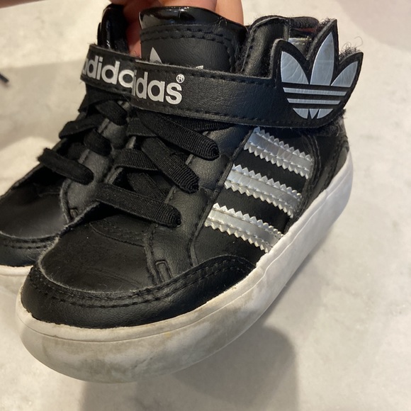 Adidas high top kids shoes black and silver - Picture 4 of 4